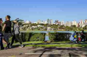  Turistas estrangeiros injetaram R$ 5,8 bilhões na economia paranaense em 2024